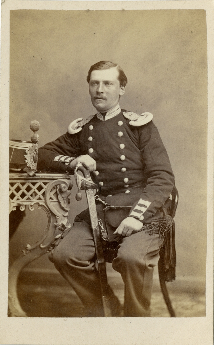 Porträtt av Otto Vilhelm Claes Johan, löjtnant vid Andra livgrenadjärregementet I 5.

Se även bild AMA.0001982 och AMA.0009786.