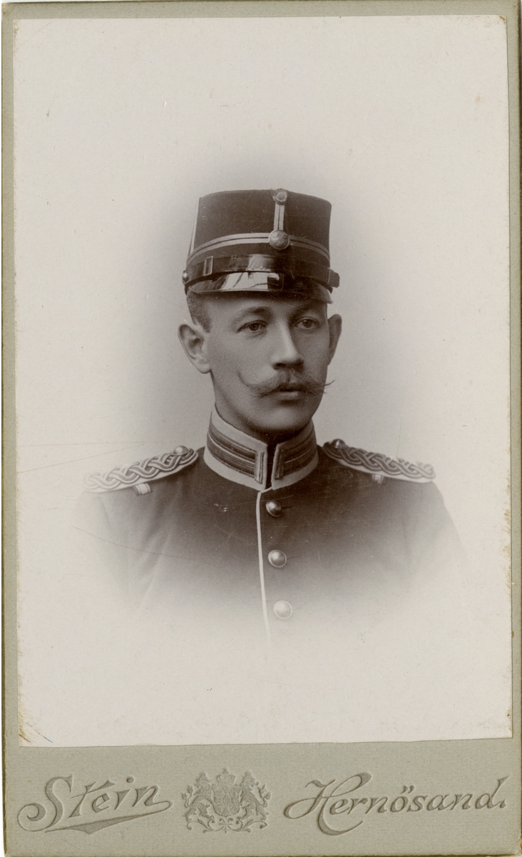 Porträtt av Pontus William Nilsson, löjtnant vid Jämtlands fältjägarregemente I 23.
