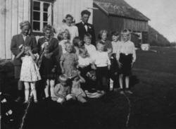 Brudepar og mange unger foran et hus i Vassvika, Tranøy 1951