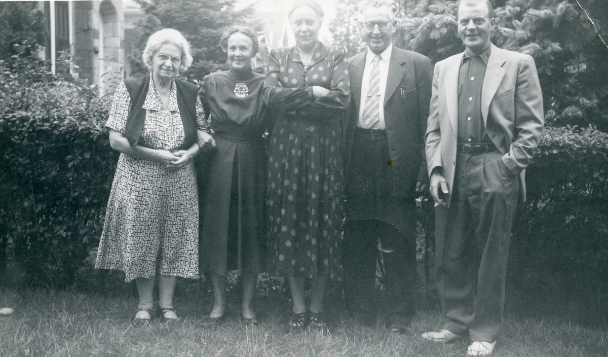 Fra venstre: fru Ole Røang, Inger Lineikro, Marie Heggernes (søster til I.L.) og Per Heggernes på besøk hos Arnfinn Rosenlund (lengst til høyre). 1954 i Amerika.