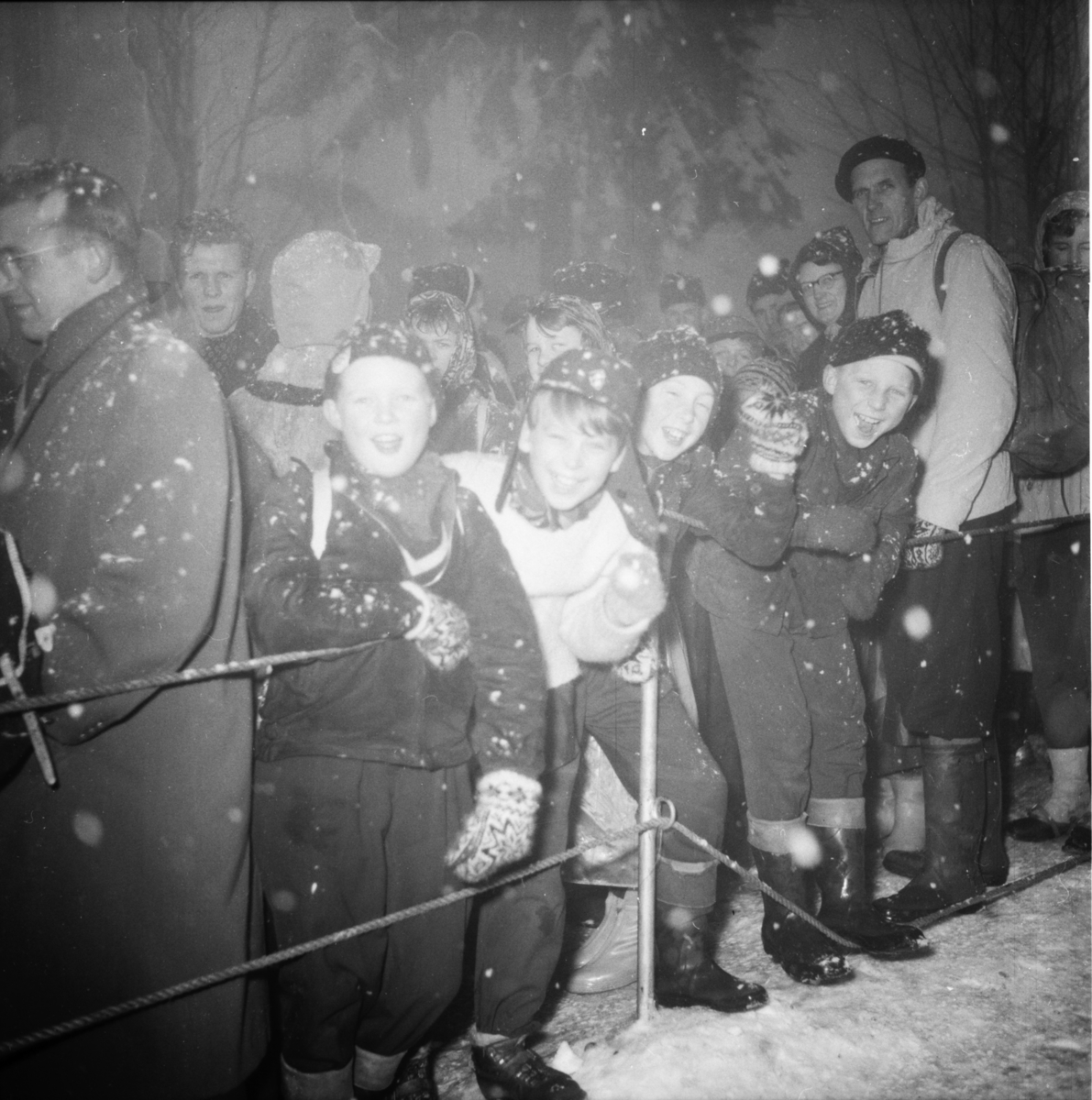 Vardens arkiv. "Holmenkollrennene" 6-7-8.03.1954