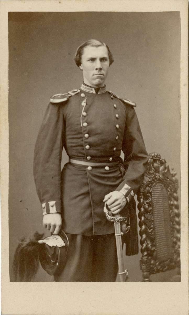 Porträtt av David Fabian Gustaf Adolf Ohlson, underlöjtnant vid Jönköpings regemente I 12.
Se även AMA.0008207, AMA.0008219, AMA.0008223 och AMA.0008228.

Gustaf Adolf Ohlson är känd som uppfinnare av olletröjan.