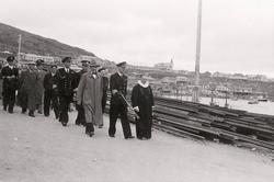 Gjenreisning. Besøk av Kong Haakon VII i Honningsvåg. F.v.: 