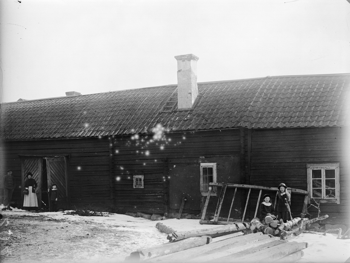 "Gammal portlidersbyggnad hos S. Melander Fröslunda", Altuna socken, Uppland 1919