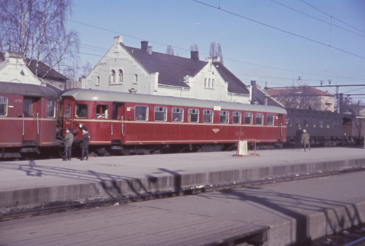 Dieselmotorvogn litra Bmdo 86 24 med persontog til  Løten på Hamar stasjon