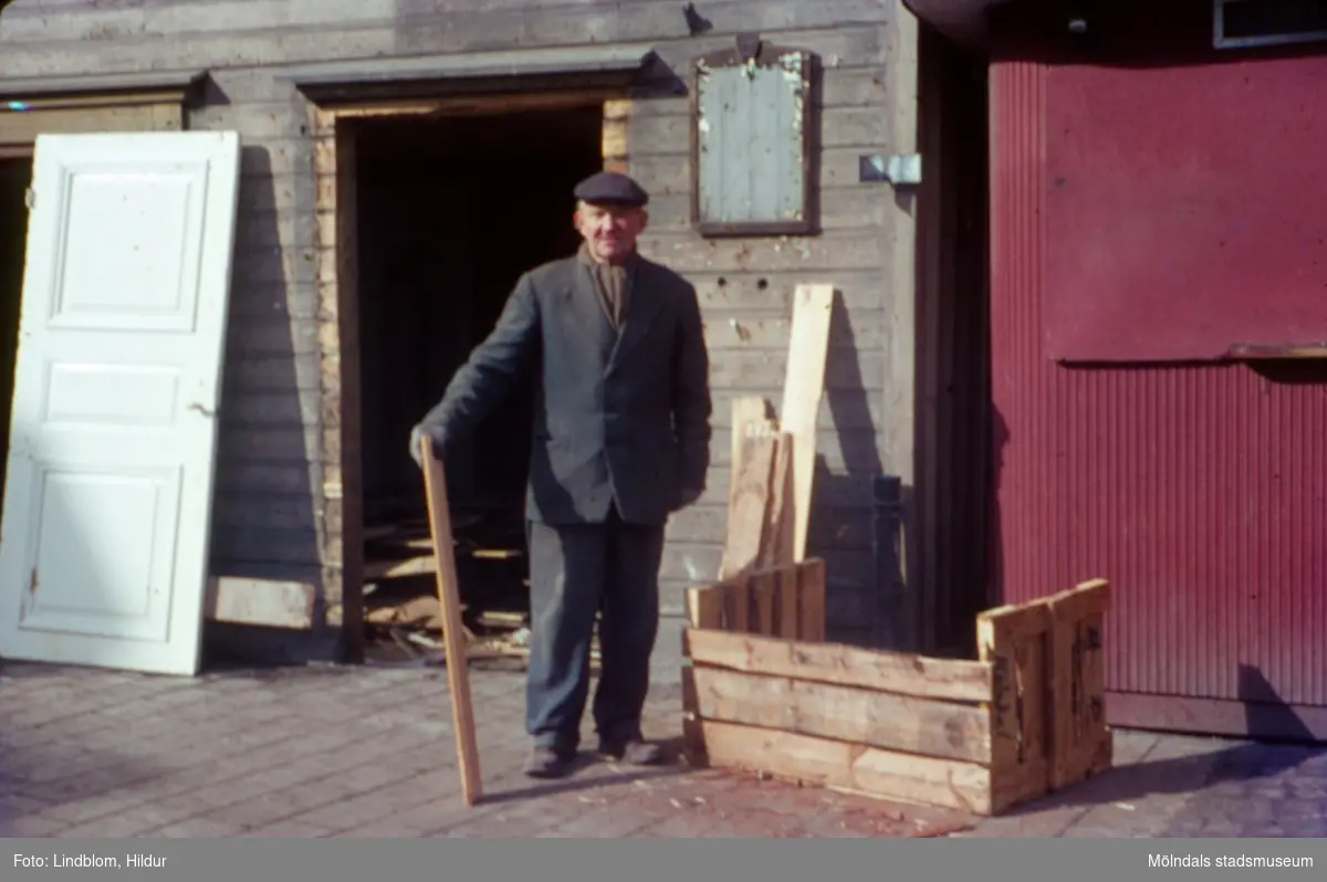 En man står framför huset Kvarnbygatan 39 vid Gamla Torget i Mölndal, ca 1962. Mannen på bilden är mölndalsoriginalet Johan Albin "Per-Kurt" Ramgren, född 1884, död 1966.

För mer information om bilden se under tilläggsinformation.