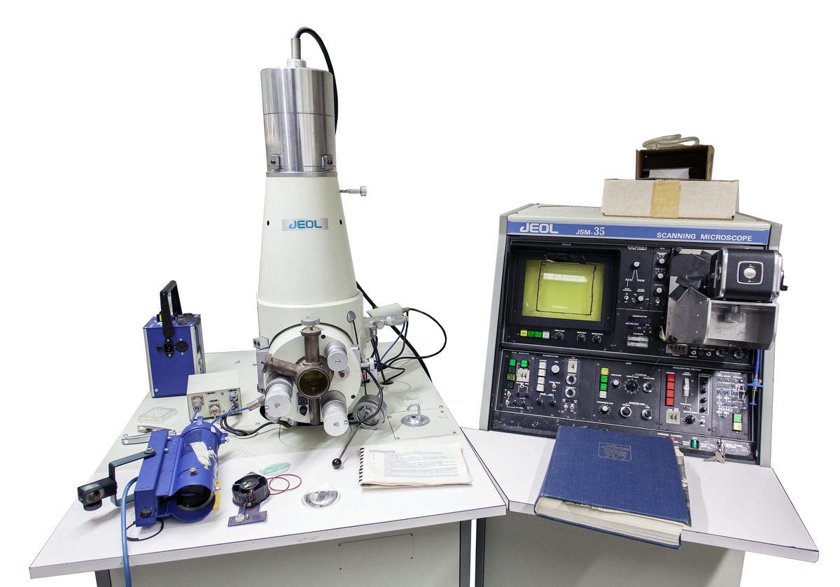 Svepelektronmikroskop med anslutning av kamerahus, för fotografering av biologiska preparat. Består av undernummer TM45319:1-19.