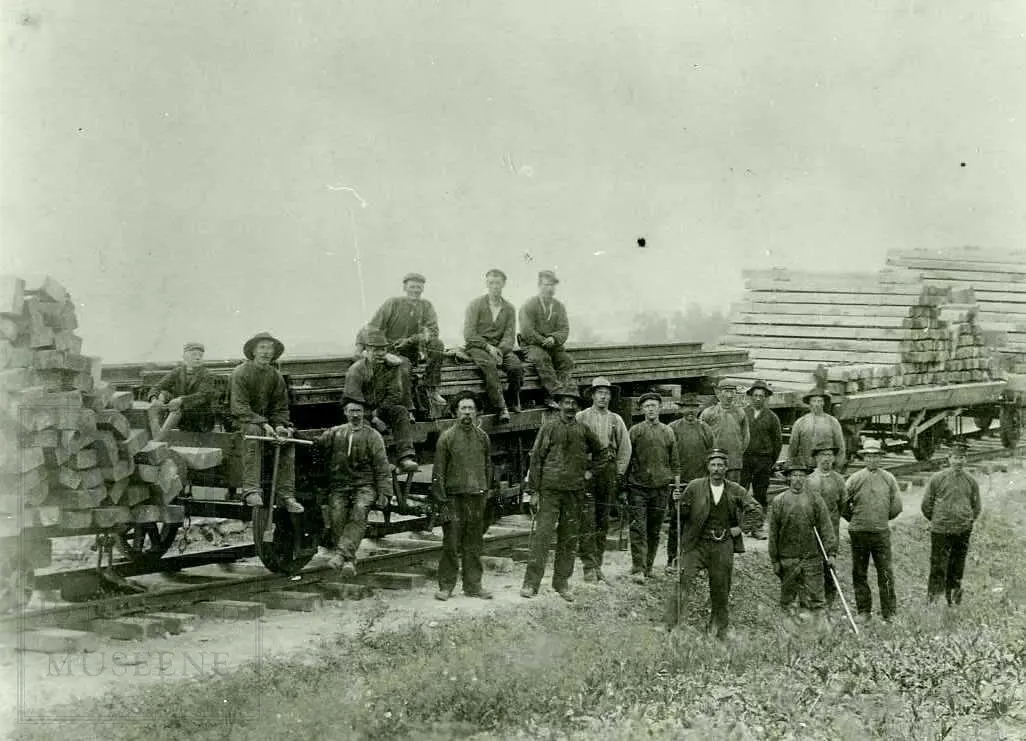 Bygging av jernbanen Roa - Hønefoss 1907-1909. På sporet står vogner lastet med skinner og sviller.