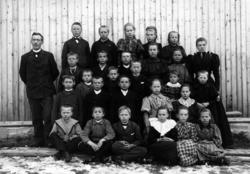 Grundset skole ca.1895.
Lærere: Bottolfs t.v. og Karen Reita
