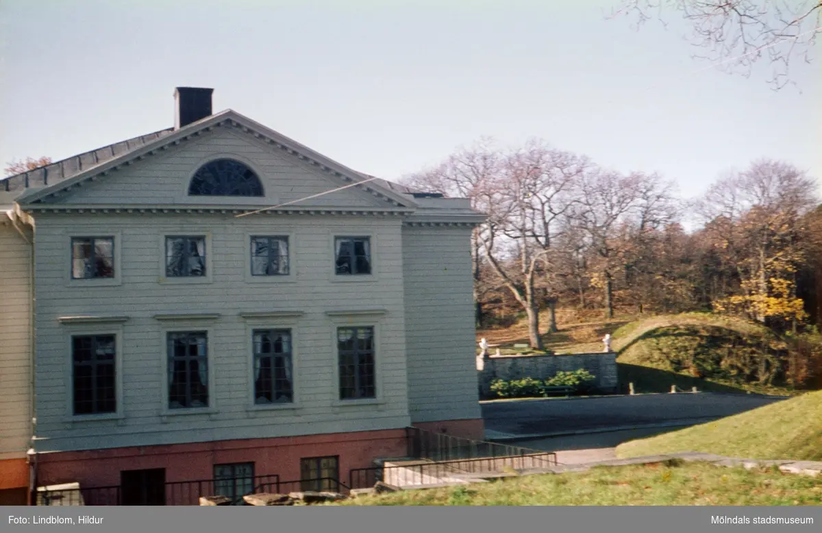 Gunnebo slotts östra fasad. Mölndal, 1960-1970-tal. Till höger om slottet ses del av kajsarterrassen.

För mer information om bilden se under tilläggsinformation.