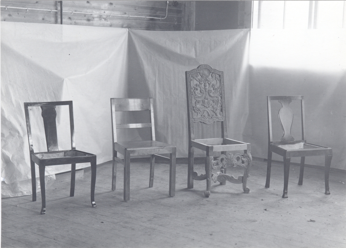 Stolar från 1920-talet tillverkade på Bröderna Nylanders möbelfabrik i Misterhult. Den elegant snidade ekstolen, tvåa från höger, skars av Arvid Konradsson, och såldes till en antikaffär i Stockholm.