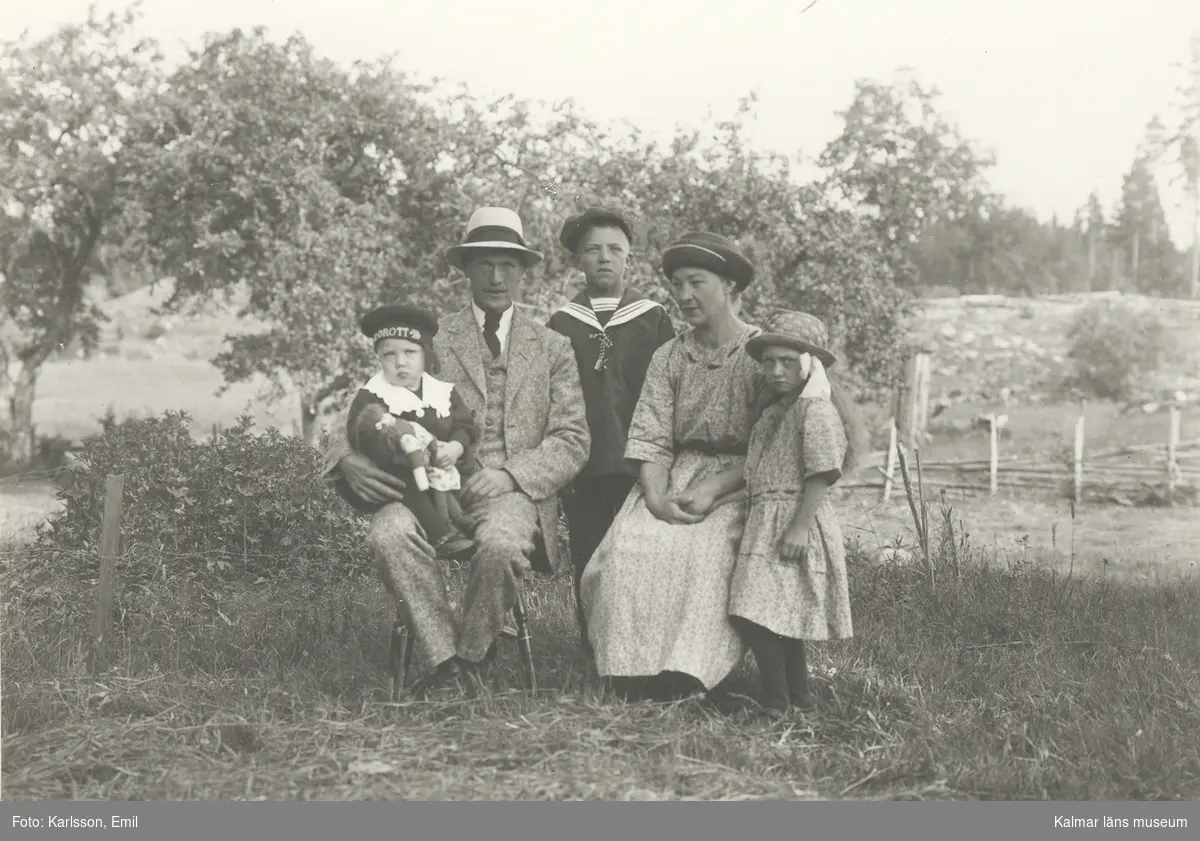 Familjen Albin och Valborg Karlsson med barn.