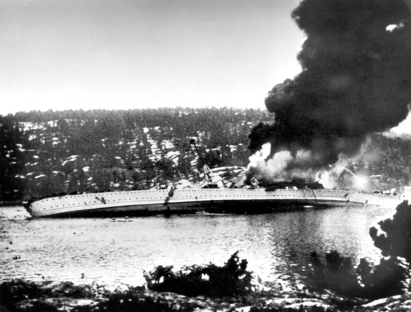 Krigsskipet Blucher blir senket i Oslofjorden.