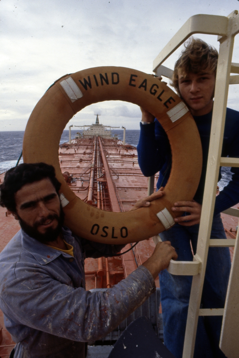 Mannskapet poserer på T/T ‘Wind Eagle’ (b. 1977, Kockums Varv, Malmø, Sverige).