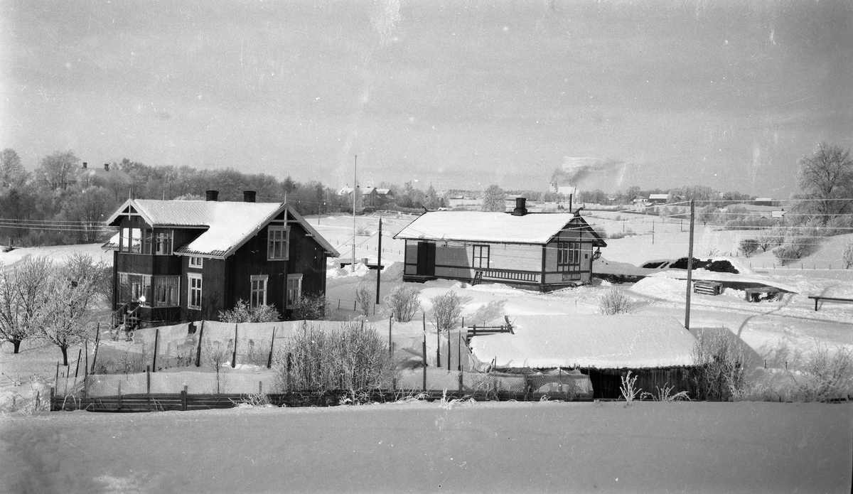 Kraby stasjon på Skreiabanen i vinterlandskap ca. 1923-25. To bilder med stasjonen fra to ulike vinkler.