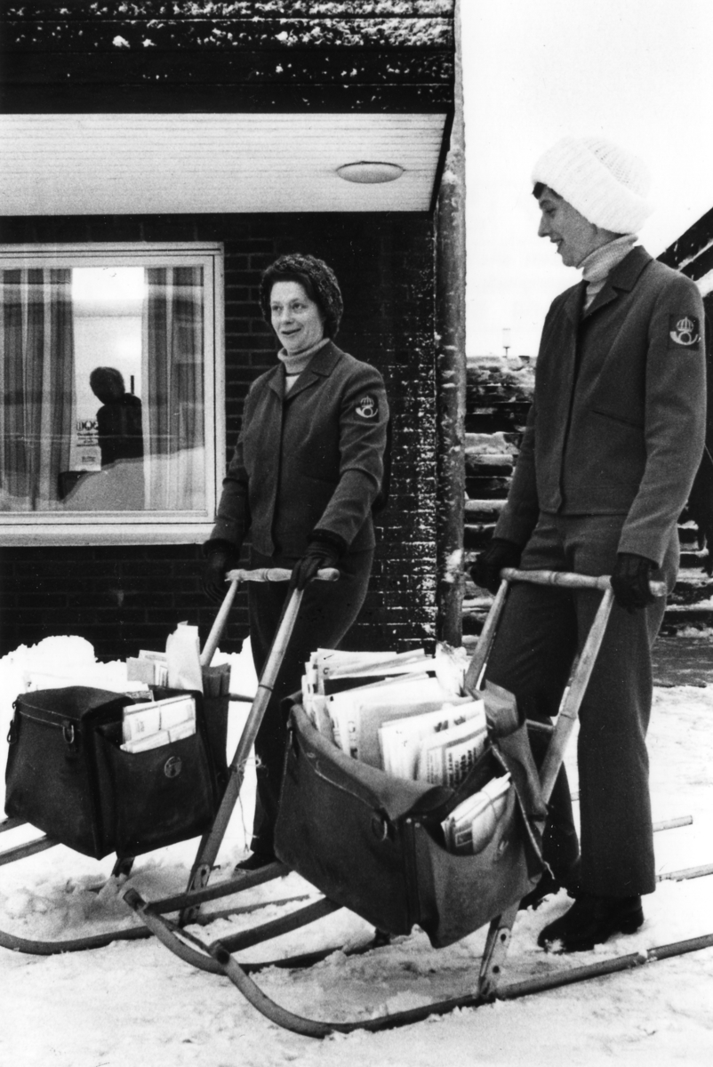 Brevbärarna och systrarna Elsy Nilsson och Marianne Larsson i Storebro, 1977 med sparkstötting som fordon.