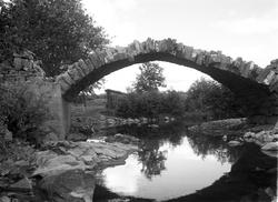 Steinbrua over Lenaelva ved Håjen, Lena. Muligens fotografer