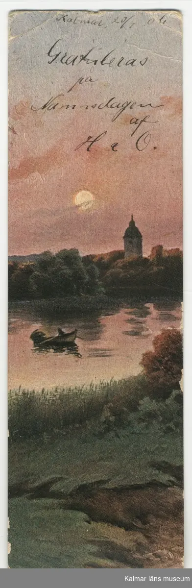 Romantisk målning av roddbåt på stilla vatten, kyrktorn och gröna dungar i bakgrunden.