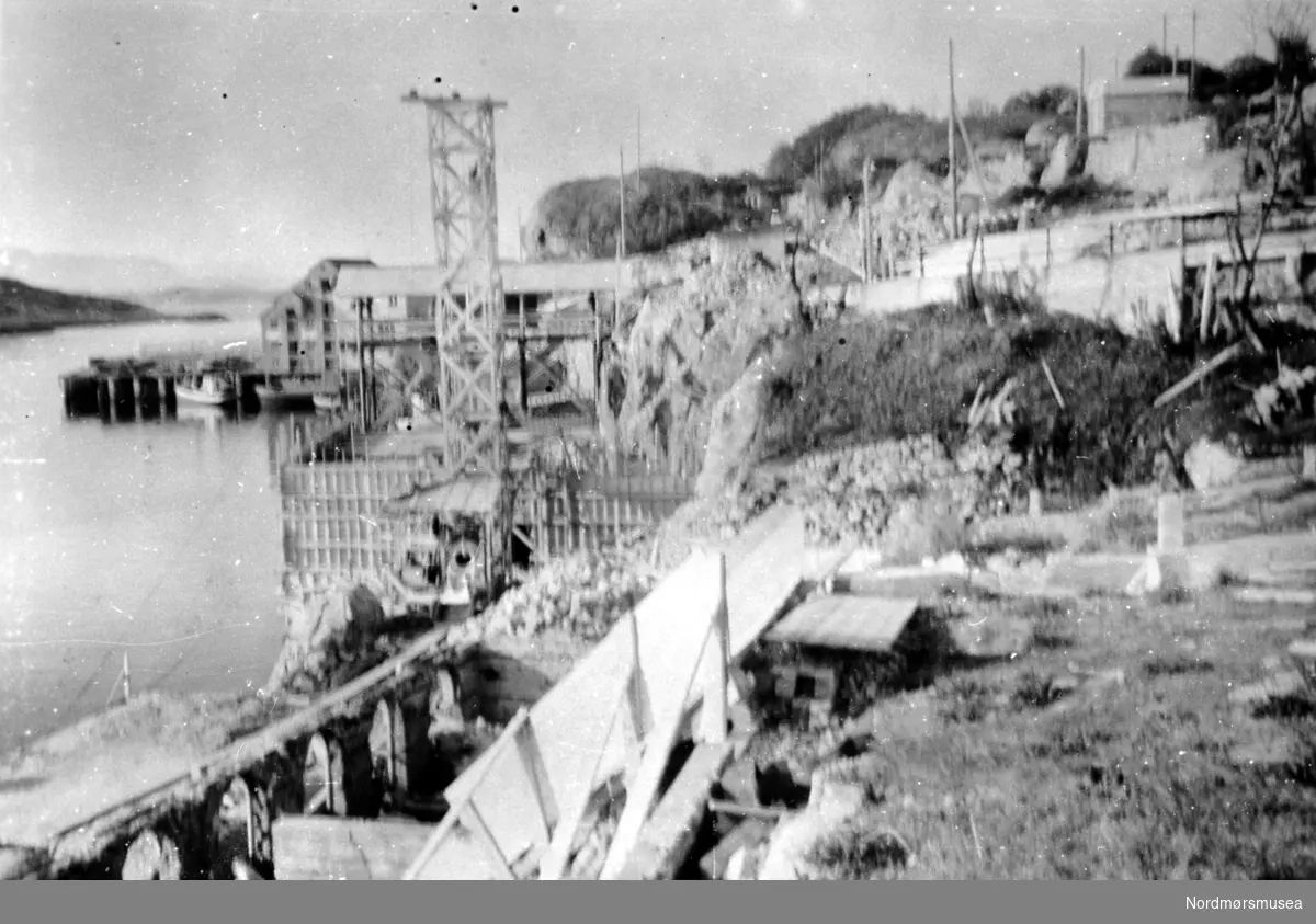 Ruiner av ";Hola"; vånehus omkring september 1941. Bak ruinene vises huset til Brunsviken reperbane. Det er Sørholmen vi ser i bakgrunnen. Fotograf er Olaf Yderstad. Fra Nordmøre museums fotosamlinger. Reg: EFR
