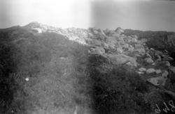 På bildet ser vi en gravrøys nord for Edøyvalens havbukt, næ