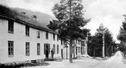 Parti fra Grøa i Sunndal kommune, hvor vi ser to menn utenfo