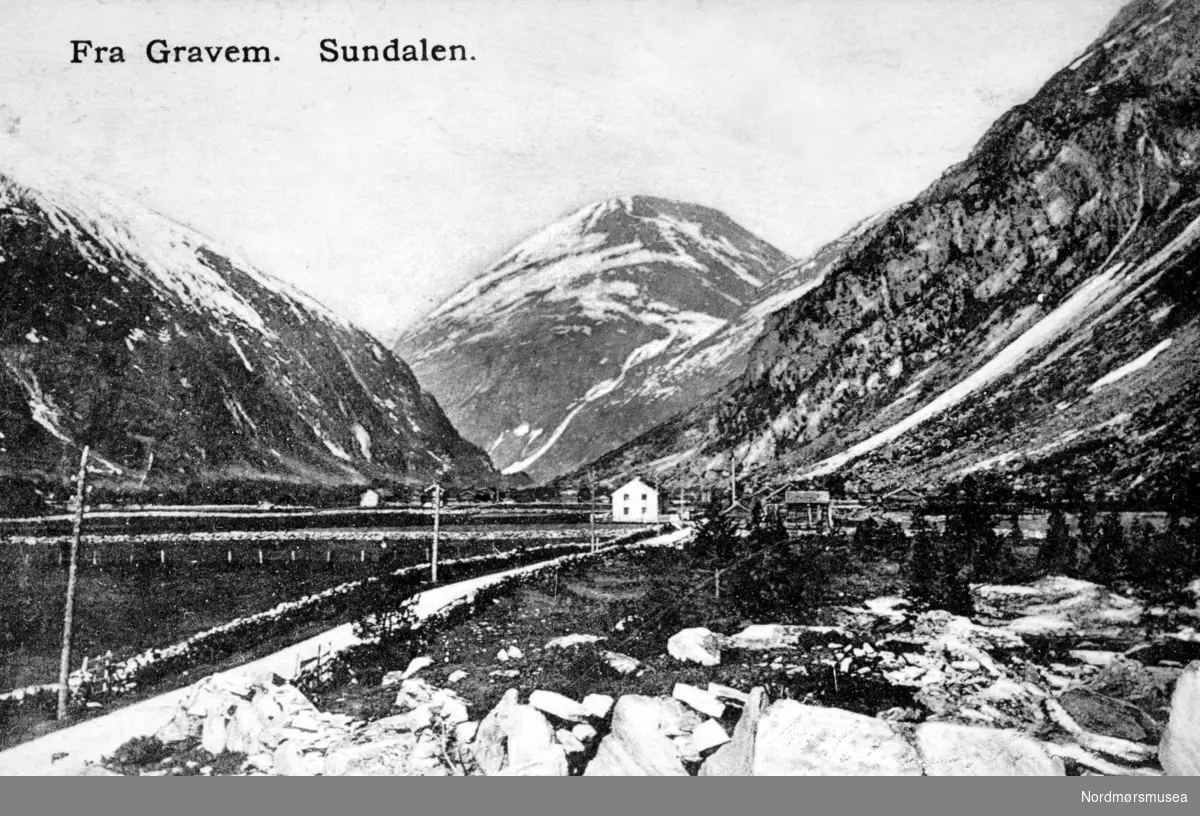 Postkort med tekst ";Fra Gravem. Sundalen"; (Fra Nordmøre Museums samlinger)
