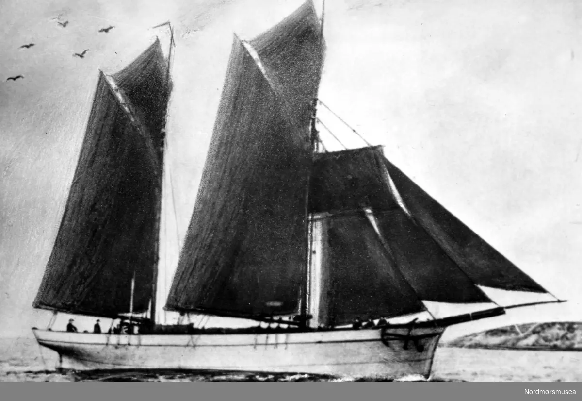 Galeasen ";Russen";, med full seilføring. Fartøyet tilhørte Nic. H. Volckmar. Fra Nordmøre Museums fotosamlinger.
