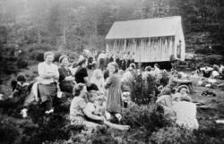 Frei sanitetforening på utflukt ved et gammelt sommerfjøs. S