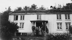 Isak og Ella Ohrstrand i finklærne på trappa i Mellom-Strand