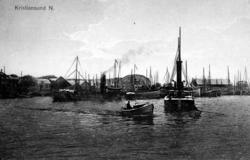 Postkort: "; ..."; Et
 vinter-foto av Johnsen-huken med John