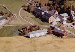 Flyfoto fra Rimstad gård på Tingvoll. Bildet er datert 30. j