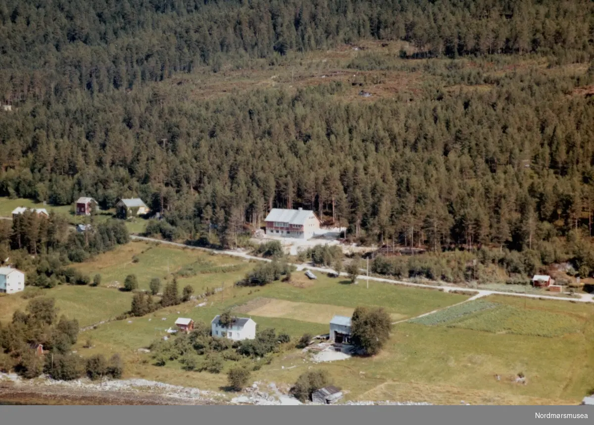 Flyfoto fra Ålvundfjord i Sunndal kommune. Midt i bildet ses trolig bedehuset Furuli. Bildet er datert 31. juli 1963. Fra Nordmøre Museums samlinger.