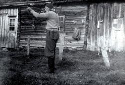 Foto av en jeger sikter med våpenet. Fotograf er trolig noen