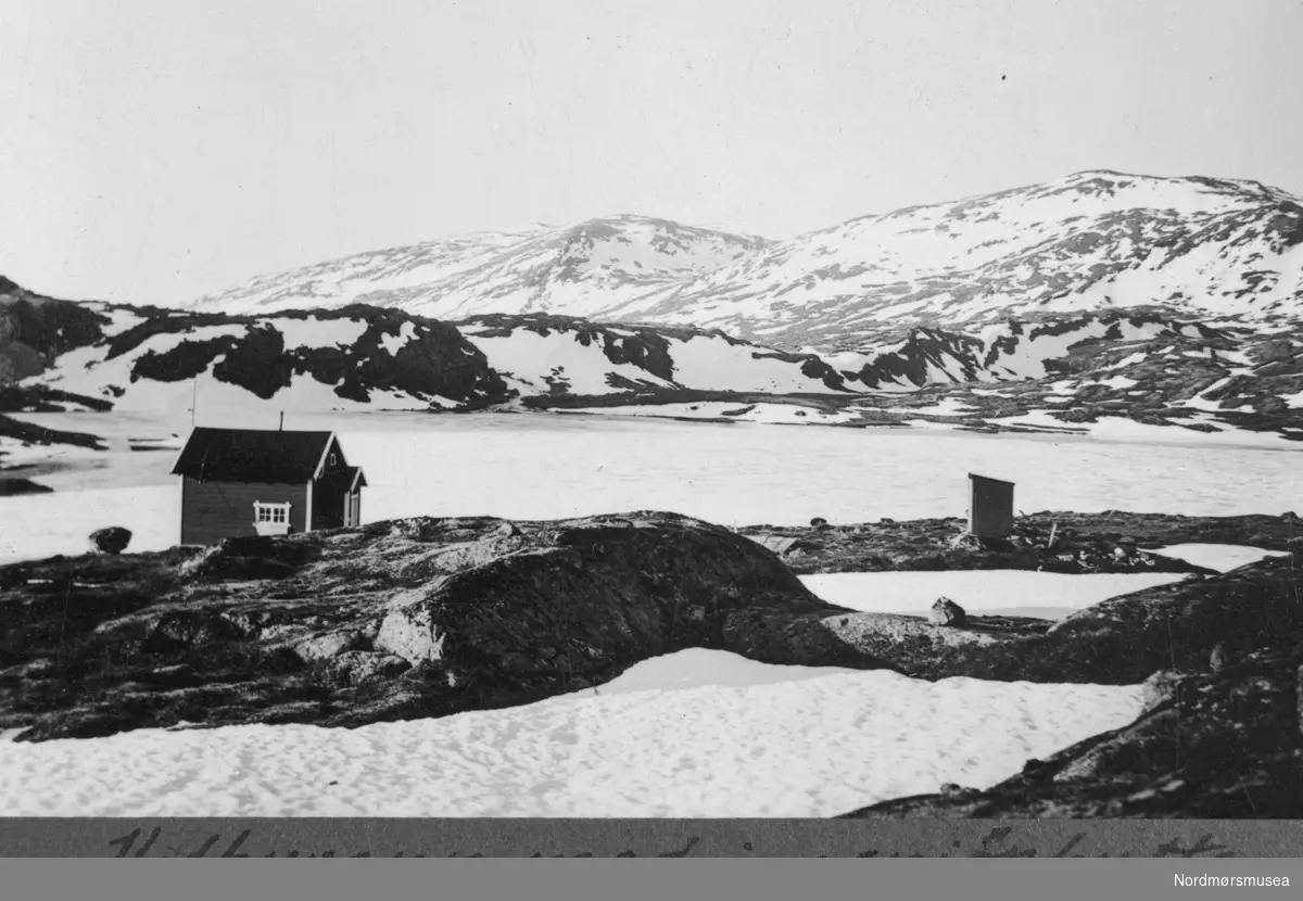 Holbuvann med ingeniørhytta. utedo, Aura vasskraftutbygging 1941. Fra Nordmøre Museum sin fotosamling.
