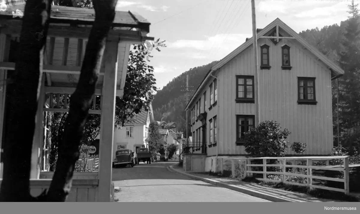 Gateparti fra Surnadalsøra i Surnadal kommune.
Fra Nordmøre Museums fotosamlinger.
