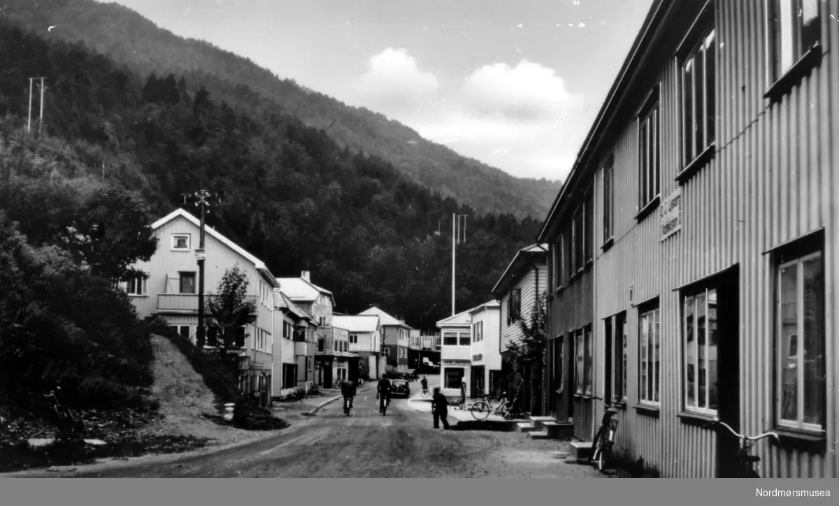 Foto
 fra Surnadalsøra i Surnadal kommune. Fra Nordmøre museums fotosamlinger.
