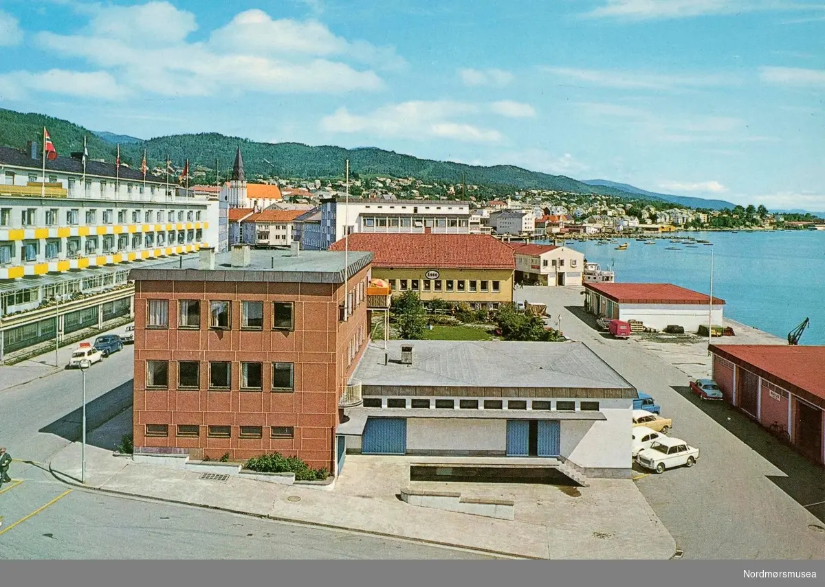 Postkort "1893/25" med motiv fra Molde sentrum, hvor det gule/hvite bygget til venstre er Alexandra hotell. Kortet er utgitt av Mittet & Co. A/S. Fra Nordmøre Museums fotosamlinger. 
