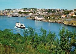 Postkort ";T-B-24"; med motiv av ei ferge som kommer inn Nor