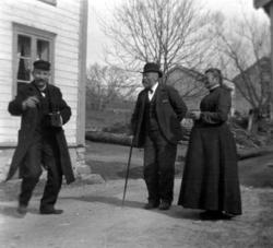 Georg Sverdrup til venstre på bildet, her utstyrt med fotoap