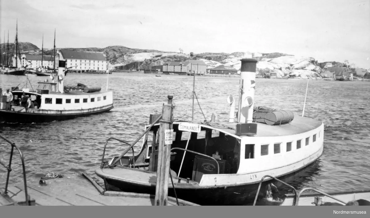 Bildet viser sundbåtene ”Lyn” nærmest og ”Fram” bakerst ved pieren på Kirkelandet i Kristiansund.
Sundbåten ”Lyn” ble bygget i 1912 ved A/S J. Storviks Mek. Verksted (SMV) på Dahle ved Kristiansund som bnr.4 til en pris av kr. 14.000,- (634.500). Den ble betydelig forsinket, og verkstedet måtte betale en dagmulkt deretter. Den er 42,1 fot (12,8 m) lang, 11,1 fot (3,4 m) bred og 5 fot og 6 tommer dybde, hadde en tonnasje på 14,8 bruttoregistertonn og var sertifisert for 66 passasjerer. Den hadde dampmaskin nr. 7 og røykrørskjel nr. 32 fra verkstedet.
Med kullfyring hadde den brenselsutgifter på 3,80 kr. pr. time pr. januar 1949.
Installeringen av motor var tenkt gjort i august/september 1947. To dieselmotorer fra GM ble kjøpt via Berner & Larsen i Oslo. ”Presto” fikk først installert motor, men sundbåtselskapet var svært misfornøyd med den, og med servicen fra firmaet.
Etter kort tid gikk motoren i stå, slik at ”Presto” også tok i bruk motor nummer to. Selskapet prøvde å gjøre en ettårsgaranti gjeldende.
Dampmaskinen i ”Lyn” ble sprengt i august 1949, og båten fikk da installert dieselmotor. Kjelen ble solgt til Frøya i 1949. I oktober 1951 ble det installert varme om bord, og i oktober 1952 ble det installert hydraulisk omstyringsanlegg.
I 1963 ble ”Lyn” anbefalt tatt ut av drift. Man valgte til tross for dette å reparere båten senere på året. I 1973 ble den reparert på ny, denne gang for kr. 36.000,-.
I brev av 26. oktober 1977 søkte Havnevesenet om å få overta ”Lyn” vederlagsfritt til arbeidsbåt. Man viste til at dette var rimelig i og med at Havnevesenet i alle år hadde utført vedlikehold og tilsyn vederlagsfritt (det er på det rene at Havnevesenet i årenes løp har utført et betydelig gratisarbeid for Sundbåtvesenet). Men i Formannskapets møte 4. april 1978 ble det vedtatt at ”Lyn” skulle søkes bevart. En egen komitè ble nedsatt. Havnefogd Loennechen advarte i brev til teknisk rådmann av 7. august 1978 mot bevaring. Den oppnevnte komitè gjorde det samme i notat av 6. februar 1979. 
Det endte med at man i sundbåtstyrets møte 30. oktober 1980 vedtok at ”Nordmøre forening for bevaring av eldre båter og fartøyer” (Nordmøre Kystlag) fikk overta båten med formål å bevare den. Dette mot at man påtok seg det fulle ansvaret for båtens vedlikehold og bevaring. Overtakelsen skjedde vederlagsfritt. Formannskapet gjorde samme vedtak 18. desember 1980.
”Lyn” ble satt på land i 1985. I desember 1992 ga Norsk Hydro kr. 200.000,- i gave til istandsetting av ”Lyn” i forbindelse med byjubileet.
”Lyn” ble satt på land i Vågen i Kristiansund og sto flere år og rustet uten at den ble tatt tak i. I 2016 ble den oppgitt og skrotet.
Sundbåten ”Fram” ble bygget i 1878 ved Trondheims Mekaniske Verksted og var 11,7 meter lang, 2,5 meter bred og hadde en tonnasje på 15,38 bruttotonn. Båten ble senere sertifisert for 45 passasjerer og ble satt i drift 17. juni 1878. Ved utbruddet av andre verdenskrig ble ”Fram” senket under bombingen 28. april til 1. mai 1940. Båten ble hevet 8. mai og satt på slipp ved Sterkoder Mek. Verksted, for så å bli reparert der i 1941. Båten opphørte i drift da formannskapet den 21. august 1958 vedtok å overdra ”Fram” vederlagsfritt til Havnevesenet som arbeidsbåt. 
Sundbåten ”Fram” ble bygget i 1878 ved Trondheims Mekaniske Verksted og var 11,7 meter lang, 2,5 meter bred og hadde en tonnasje på 15,38 bruttotonn. Båten ble senere sertifisert for 45 passasjerer og ble satt i drift 17. juni 1878. Ved utbruddet av andre verdenskrig ble ”Fram” senket under bombingen 28. april til 1. mai 1940. Båten ble hevet 8. mai og satt på slipp ved Sterkoder Mek. Verksted, for så å bli reparert der i 1941. Båten opphørte i drift da formannskapet den 21. august 1958 vedtok å overdra ”Fram” vederlagsfritt til Havnevesenet som arbeidsbåt. 
Kilde for båtene: Sven Erik Olsen og Tor Olsen. Sundbåten. Folk over havna - fra fergemenn til Angvik. Utgitt 2005. (Info: Peter Storvik). --
To av Kristiansunds sundbåter ved Piren. Den ene er Lyn. Fra venstre bakgrunn ser vi bryggene på Devoldholmen og Knudtzon-holmen. Deretter ser vi innløpet til Vågen, med  Milnbrygga (før vaskehallene er bygd 1955) og Israelsnesset med Israelsnesset mekaniske verksted. Til høyre ser vi Arnesens saltlager, tilflyttet 1900, seinere brukt av Redningsselskapet og Småbåtlaget. De salt-hvite bergene er klippfiskberg på Gomalandet. Fra Nordmøre Museum sin fotosamling.