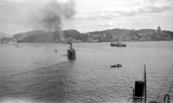 Ute i havnebasenget i Kristiansund ser vi noen robåter, samt