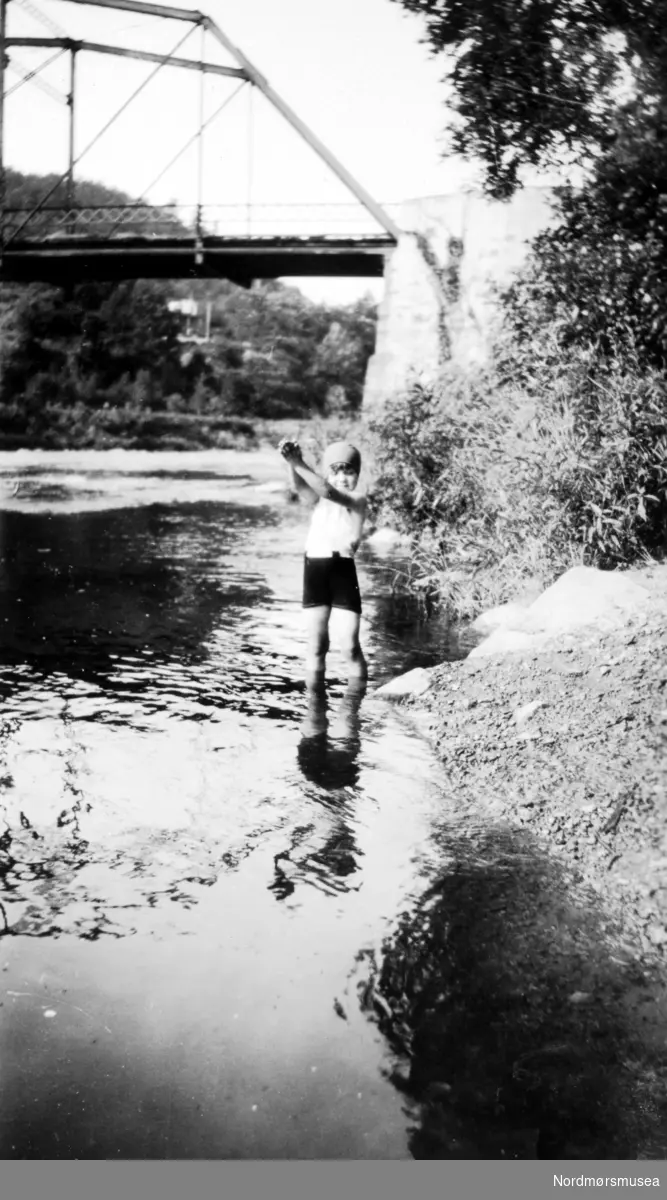 En ung gutt nede ved elven, trolig i Todalen, Aure kommune. Fotograf er trolig Georg Sverdrup, og datering er sannsynligvis fra perioden 1930 til 1939. Fra Nordmøre Museums fotosamlinger. Reg: EFR
