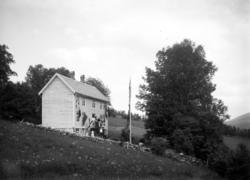 Solbakken pyntet til fest med forskjellige flagg,
i Eidsvåg,