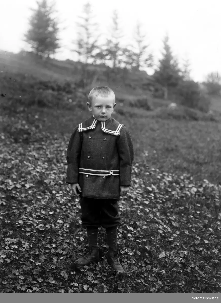 Portrett av et lite barn. Det er ukjent hvem vi ser, men kan være fra Sverdrupfamilien/slekten, eventuelt fra deres bekjentskaper. Fra Nordmøre museums fotosamlinger. EFR2015
 