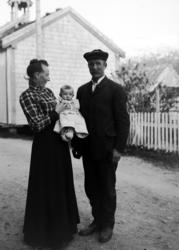 En mann og kvinne, med et lite barn, bildet er trolig fra Ei