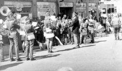 Kristiansund Skolemusikkorps, dirigert av Bjarne Sakshaug.  