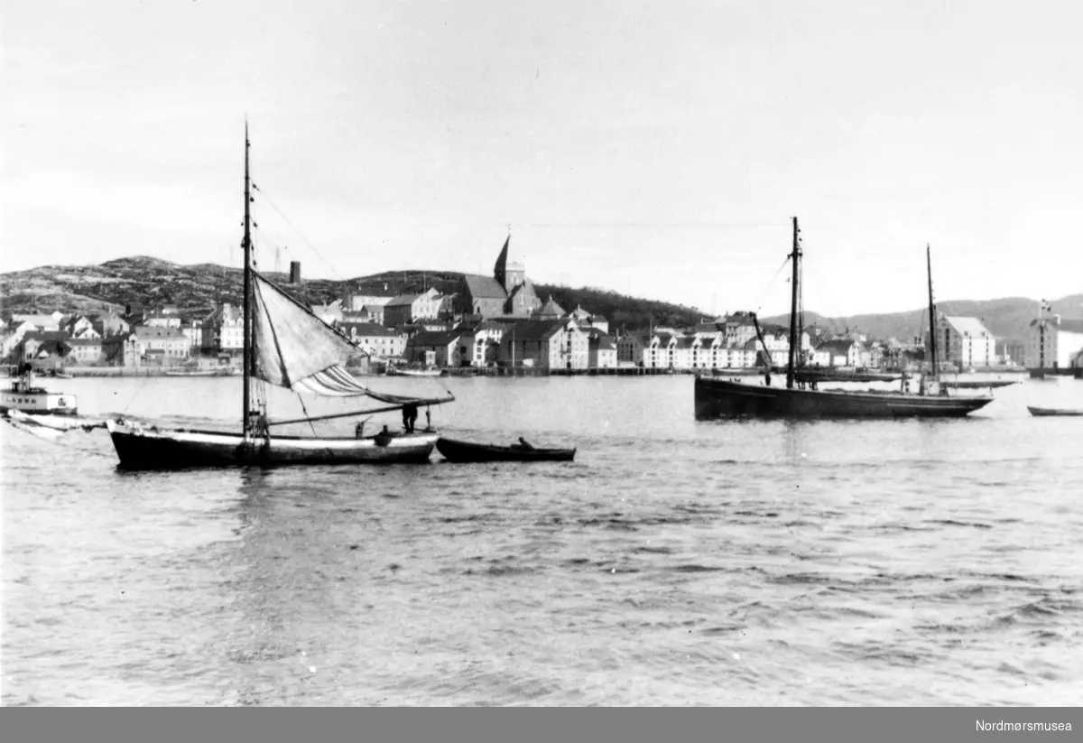 Foto fra Anders Beer Wilses fotoarkiv, hvor vi ser fra havnebassenget i Kristiansund, med Nordlandet og Nordlandet kirke i bakgrunnen. Fotoet er trolig fra perioden rundt 1914-1930. Fra Nordmøre Museums fotosamlinger.
