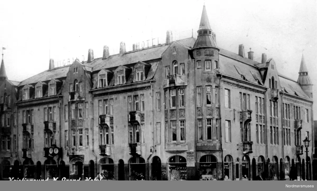 Grand Hotell, postkort 3322, dublett?`Fra Nordmøre Museum sin fotosamling.