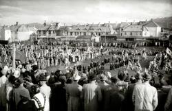 17.maitoget tar oppstilling på idrettsplassen på Kirkelandet