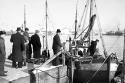 Foto fra to sjarker nede ved havna på Kirkelandet i Kristian